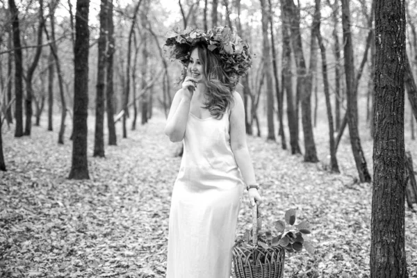 Retrato Uma Jovem Ruiva Floresta Outono Menina Vestido Branco Longo — Fotografia de Stock