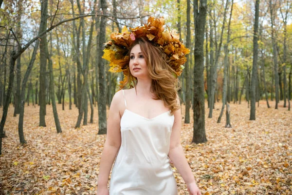 Портрет Молодой Рыжеволосой Женщины Осеннем Лесу Девушка Длинном Белом Платье — стоковое фото