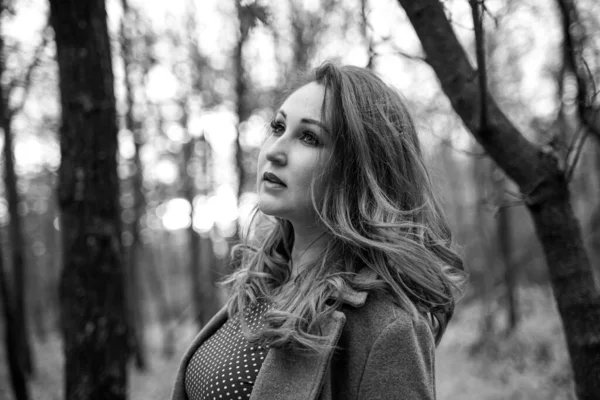 Mädchen Mantel Herbstlichen Wald Rothaarige Frau Beim Spaziergang Park Weiße — Stockfoto