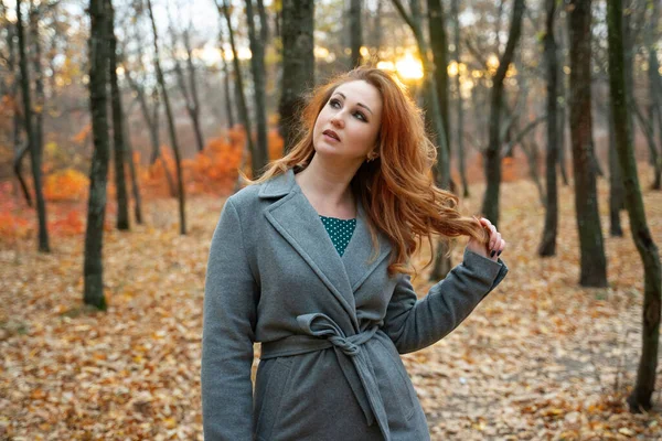 秋天森林里穿着外套的女孩 红头发的女人在公园里散步 白靴子 漂亮女人的近照 — 图库照片