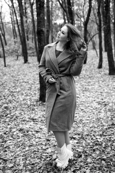 Chica Abrigo Bosque Otoño Pelirroja Caminando Por Parque Botas Blancas —  Fotos de Stock