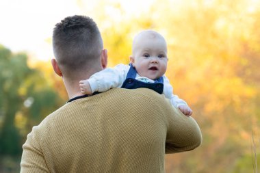 Baba ve oğul. Deniz kıyısındaki güzel yavrusuyla yakışıklı bir gencin portresi. Babalar Günü..