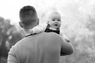 Baba ve oğul. Deniz kıyısındaki güzel yavrusuyla yakışıklı bir gencin portresi. Babalar Günü..