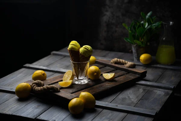 Φρέσκο Σορμπέ Λεμονιών Παγωτό Ψιλοκομμένα Φρέσκα Φρούτα Στο Ξύλινο Τραπέζι — Φωτογραφία Αρχείου