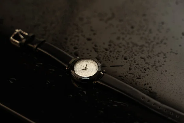 Relógio Pulso Mesa Vidro Preto Foto Relógio Elegante Gotas Água — Fotografia de Stock