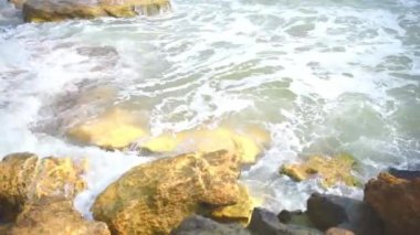 Sahildeki deniz dalgaları. Deniz kıyısında. Rahatlama videosu