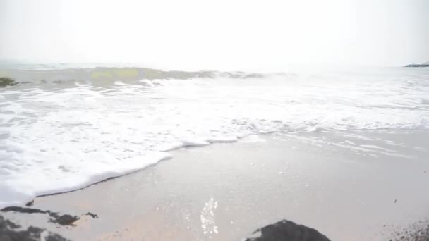Olas Marinas Una Playa Orilla Del Mar Vídeo Relajación — Vídeo de stock