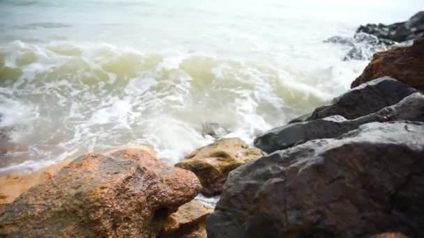 Sahildeki Deniz Dalgaları Deniz Kıyısında Rahatlama Videosu — Stok video