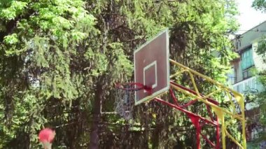 Top Basketbol Hoop 'una gidiyor, Slow Motion. Basketbol sahası. Basketbol. Basketbol bir spor sahasında potaya gidiyor.