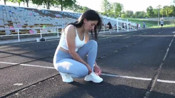 Menina Amarrando Seus Cadarços Chão Corrida Preparando Para Competições Estilo — Vídeo de Stock