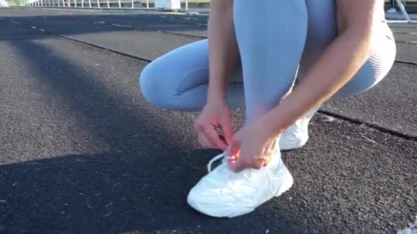 Mädchen Schnürt Ihre Schnürsenkel Auf Dem Laufgelände Und Bereitet Sich — Stockvideo