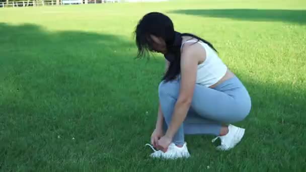 Menina Amarrando Seus Cadarços Chão Corrida Preparando Para Competições Estilo — Vídeo de Stock