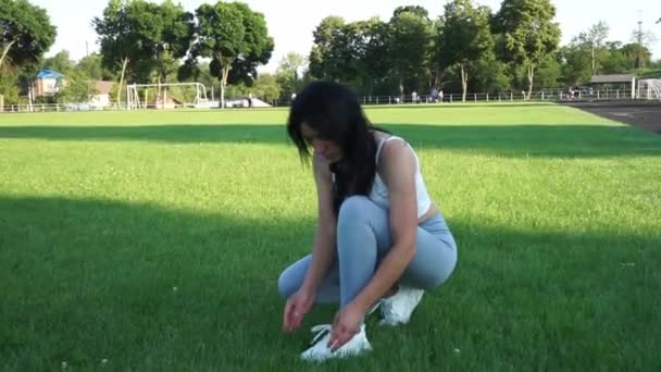 Chica Atando Sus Cordones Terreno Juego Preparándose Para Las Competiciones — Vídeos de Stock