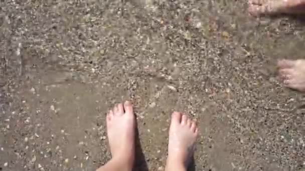 Barfuß Wasser Die Beine Werden Von Der Meereswelle Angespült Reisen — Stockvideo