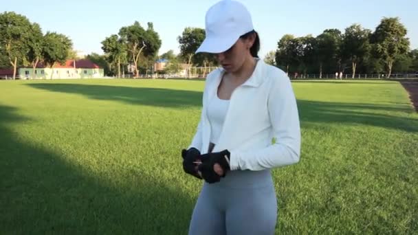 Fit Wanita Atletik Melepas Jaket Olahraga Stadion Setelah Latihan Rutin — Stok Video
