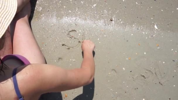 Kumsaldaki Şapkalı Kız Eğleniyor Yaz Mevsiminde Kumlara Yazı Yazmak Seyahat — Stok video