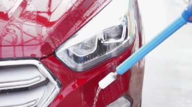 Dokunulmaz araba yıkamada kırmızı araba yıkamak. Araba yıkama servisi ve yüksek basınçlı su.. 