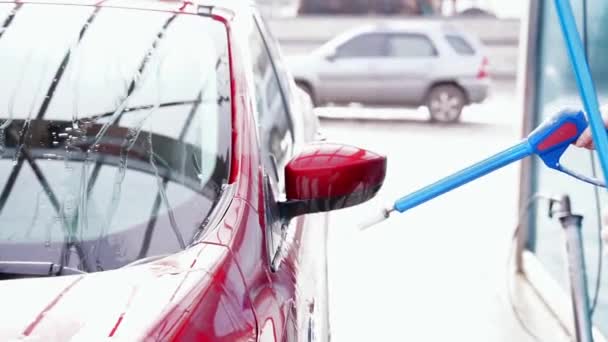 Πλύσιμο Του Κόκκινου Αυτοκινήτου Στο Πλυντήριο Αυτοκινήτων Χωρίς Επαφή Πλυντήριο — Αρχείο Βίντεο