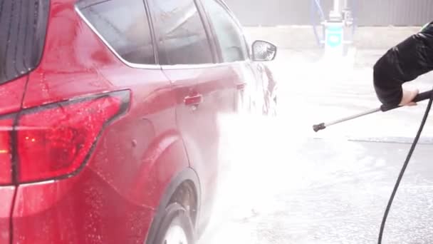 Hand Het Wassen Van Rode Auto Touchless Autowasstraat Wasauto Met — Stockvideo