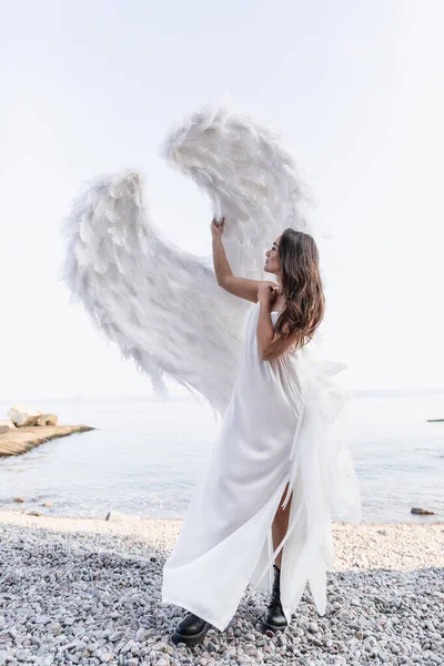 Hermoso Ángel Con Grandes Alas Blancas Mujer Tierna Joven Vestido — Foto de Stock