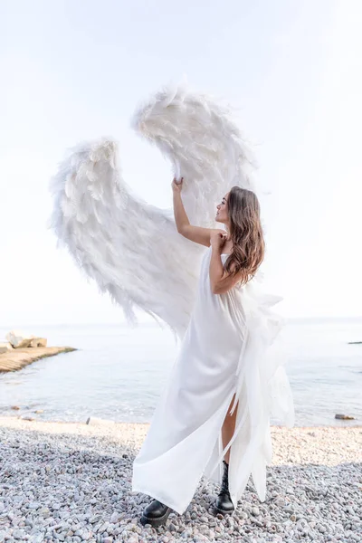 Hermoso Ángel Con Grandes Alas Blancas Mujer Tierna Joven Vestido — Foto de Stock