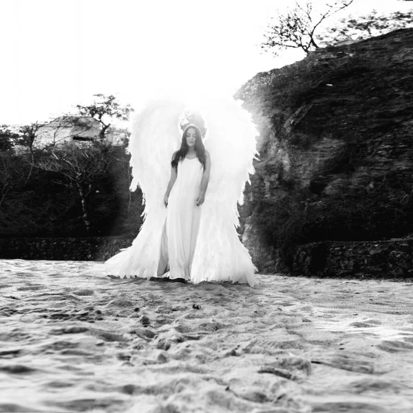 Krásný Anděl Velkými Bílými Křídly Mladá Něžná Žena Bílém Hedvábí — Stock fotografie