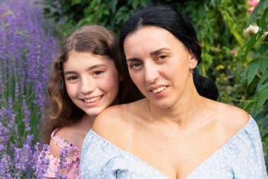 Anne ve kızı yazın lavanta tarlasında.. 