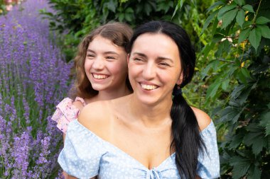 Anne ve kızı yazın lavanta tarlasında.. 
