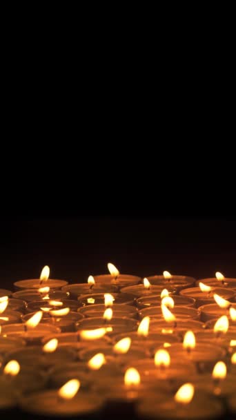 一组点燃的蜡烛在黑暗中与复制空间在垂直构图格式 — 图库视频影像