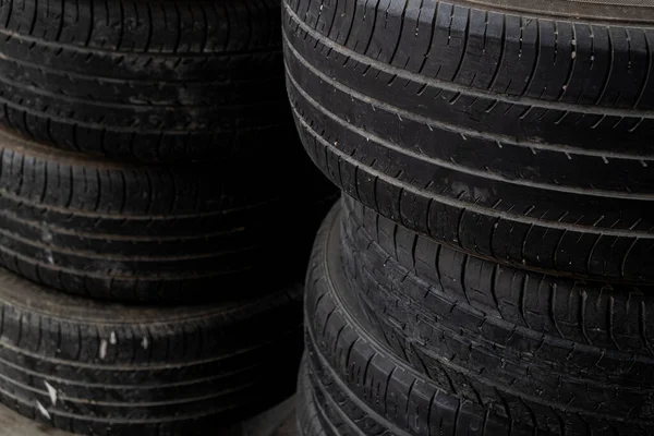 自動車ガレージサービスに古いタイヤを積み込み 古いタイヤの背景を使用 — ストック写真
