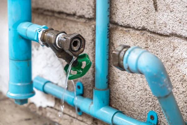 Een Monteur Loodgieter Repareert Een Lekkende Waterleiding Kraan Buurt Van — Stockfoto