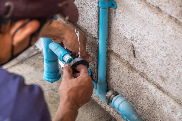 Mechaniczny Hydraulik Naprawia Przeciekającą Rurę Wodociągową Pobliżu Licznika Wody — Zdjęcie stockowe