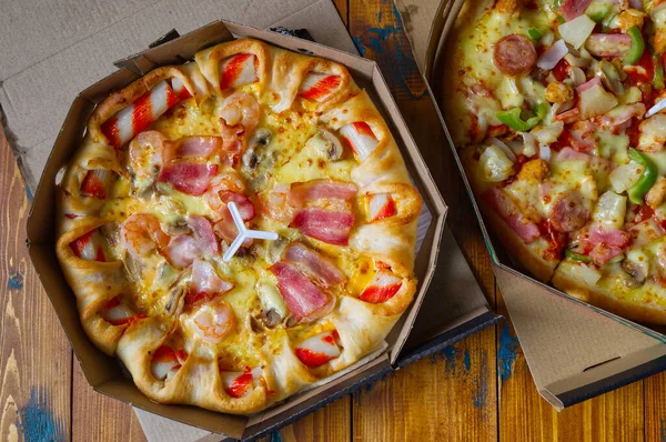 Heerlijke Pizza Geserveerd Delivery Box Houten Tafel Italiaanse Pizza Een — Stockfoto