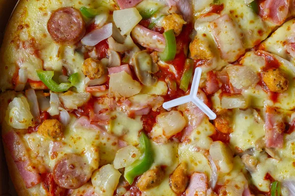 Läcker Pizza Serveras Delivery Box Träbordet Italienska Pizza Pappkartong — Stockfoto