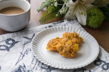 Taze ev yapımı mısır gevreği. Masanın üstünde. Geleneksel çıtır çıtır çerez..