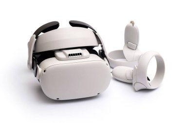 VR, iSolated White Background 'daki Sanal Gerçeklik Kulaklığı. Yenilikçi Teknoloji Oyun Aletleri.