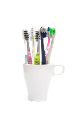 iSolated White arka planında kullanılmış ve kirli diş fırçası yığını, Sağlıksız Ağız Sağlığı Ekipmanı.