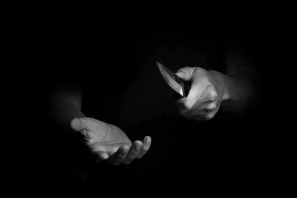 Ένας Ενήλικας Που Κρατάει Μαχαίρι Στη Σκιά Μαύρο Και Άσπρο — Φωτογραφία Αρχείου