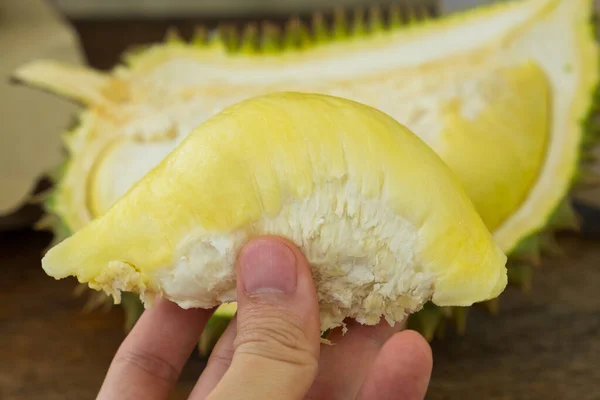 Muž Drží Durian Král Ovoce Zralé Čerstvé Zlaté Durian Chutným — Stock fotografie