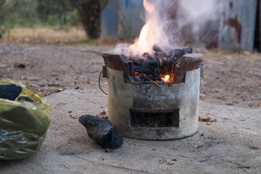 Geleneksel bir kırsal ocak, yerel halkın ocağından ısı sağlıyor, hazır yemek pişirmek için kullanılıyor.