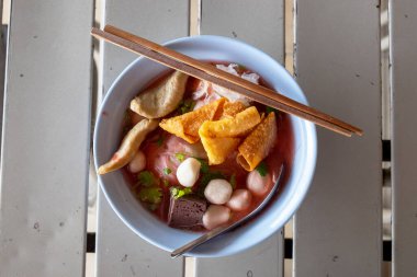 Öğle Yemeği Masasında Büyük Yen Ta Fo Eriştesi. Pembe Çorbada Büyük Erişte, Asya kuzeni.