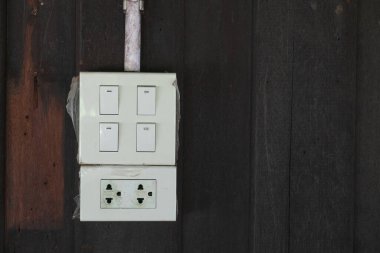 Eski ve Kirli Işıklar Anahtarları ve Eski Ahşap Evdeki Eski Ahşap Duvardaki Elektriksel Fişler.
