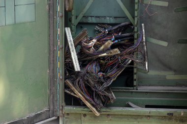 Bir Çoklu Elektrik ve Telefon Sinyal Kablosu Sinyal Kutusunda Bir Araya Karıştı.