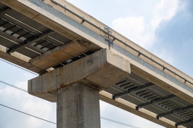 Yükseltilmiş Elektrik Treni, Güzel Mavi Gökyüzünde Skytrain Rayları.