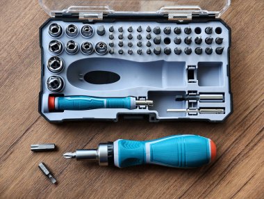 Profesyonel metal tornavida hazır. Ev kullanımı için tornavida kutuları için çeşitli boyut ve kafa metal bitleri.