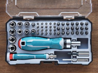 Profesyonel metal tornavida hazır. Ev kullanımı ve DIY için tornavida kutuları için çeşitli boyut ve kafa metal bitleri.