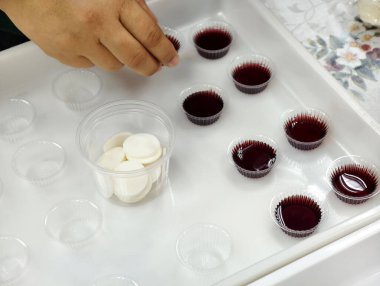 Bir kadının elleri Hıristiyan kilisesinde yapılacak ayin için ekmek ve üzüm suyu hazırlıyor..