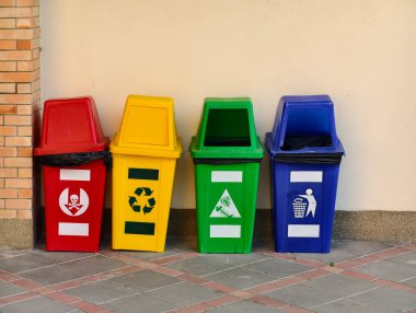 Kamu yolu boyunca geri dönüşüm, gıda atıkları ve kimyasal atıklar için ayrı çöp kutuları bulunmaktadır.