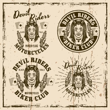 Dört vektör amblemi, logolar, rozetler, etiketler, şeytan kız başlıklı çıkartmalar ve bujilerden oluşan bisiklet kulübü seti. Arkaplanda doku ile illüstrasyon