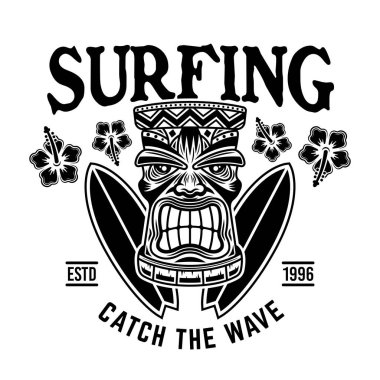 Sörf vektörü amblemi, rozet, etiket, çıkartma ya da üzerinde tiki kafası ve sörf tahtası olan bir logo. Beyazda izole edilmiş klasik monokrom biçiminde resimleme